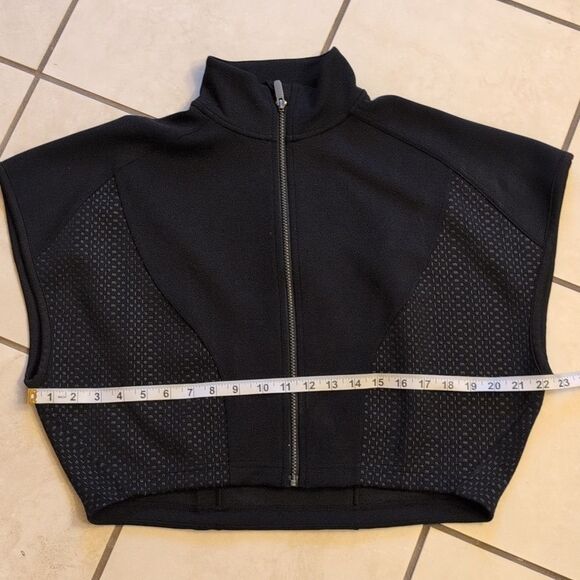 Lululemon RARE Embossed Panel Full Zip Crop Scuba Material Size S - Picture 6 of 9